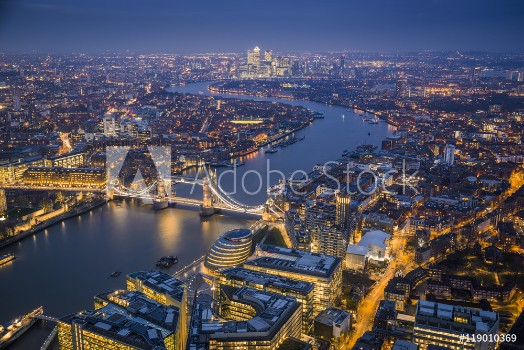 Bild på London England - Aerial Skyline view of London with the iconic Tower Bridge Tower of London and skyscrapers of Canary Wharf at dusk
